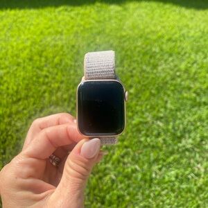 Apple Watch: series 4 fully functional, wiped and ready for new user!